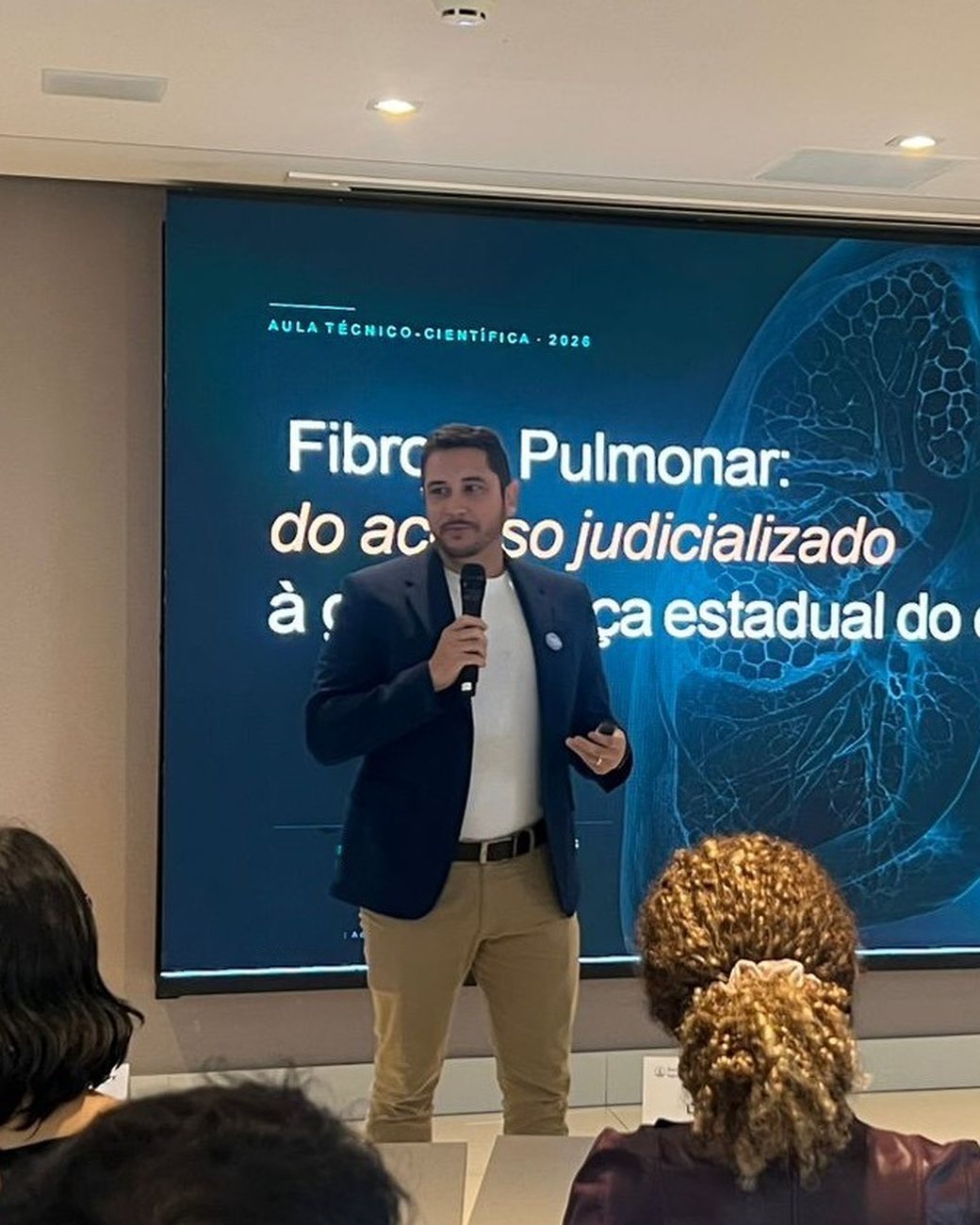 Diego Meloni dando uma aula técnico-científica sobre fibrose pulmonar