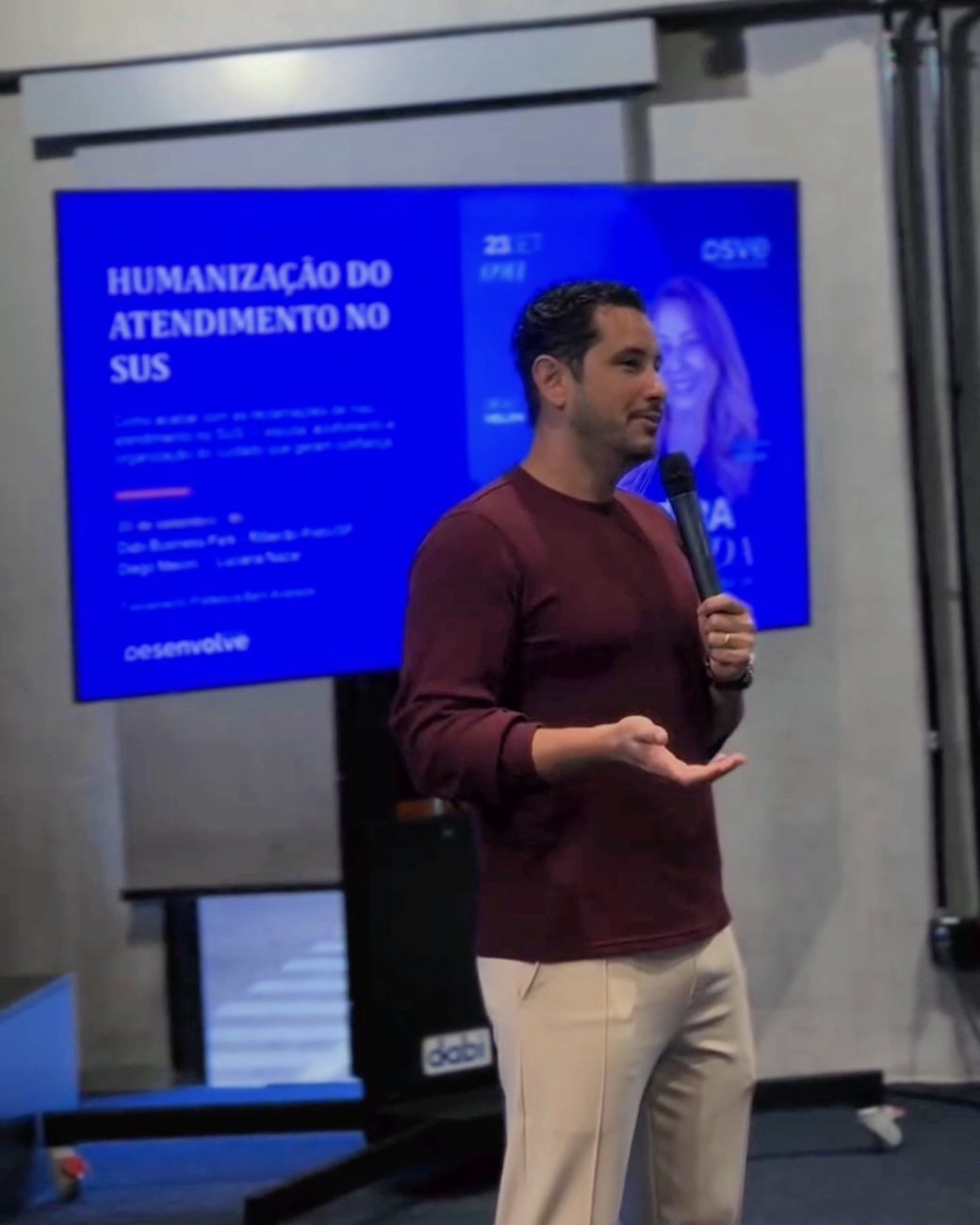 Diego Meloni falando sobre humanização do atendimento no SUS