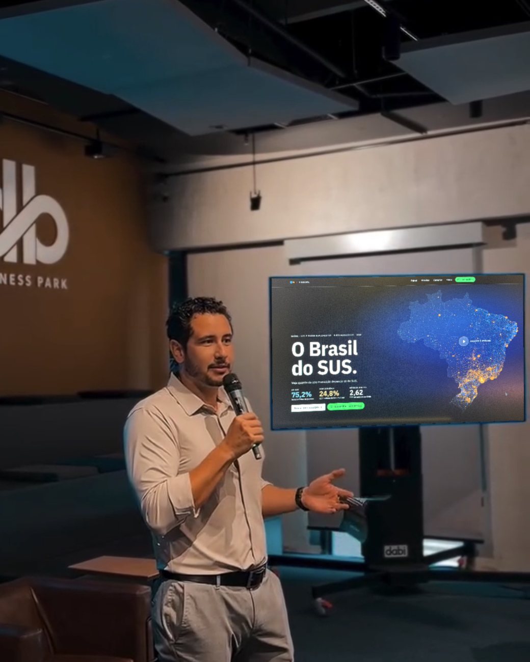 Diego Meloni apresentando o painel O Brasil do SUS numa palestra